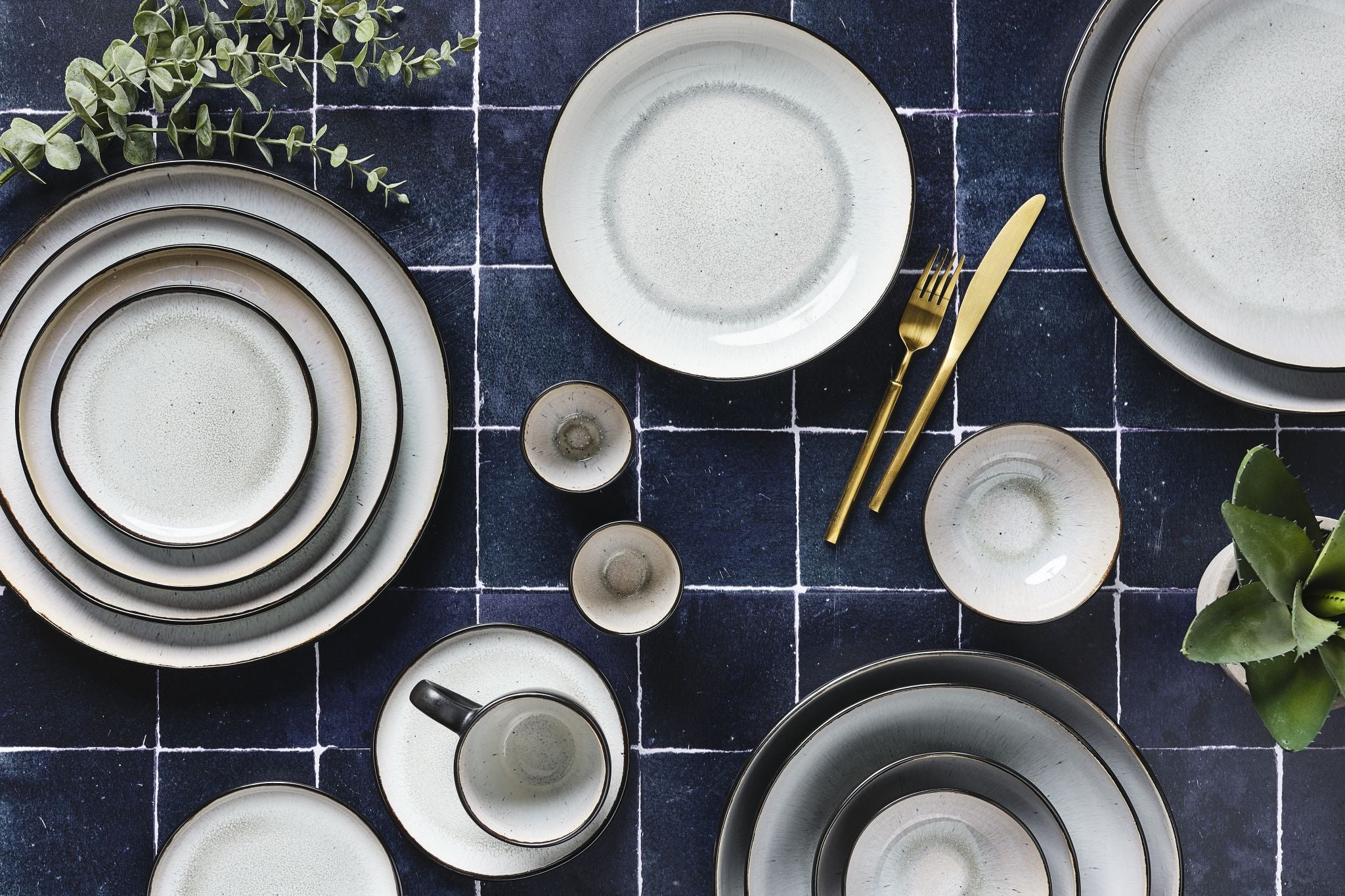 The Full Service IRIS - 48 pieces - Ivory white